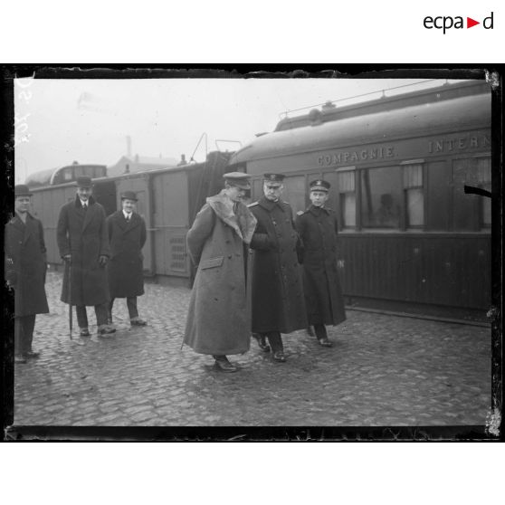 Trèves (Allemagne). Arrivée des plénipotentiaires allemands. Les délégués américains. [légende d'origine]