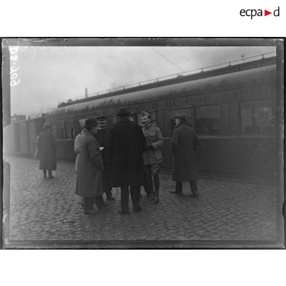 Trèves (Allemagne). Arrivée des plénipotentiaires allemands. Train du maréchal amiral Browning. M.M. Olensdorff, Ersberger et Winterfeldt. [légende d'origine]