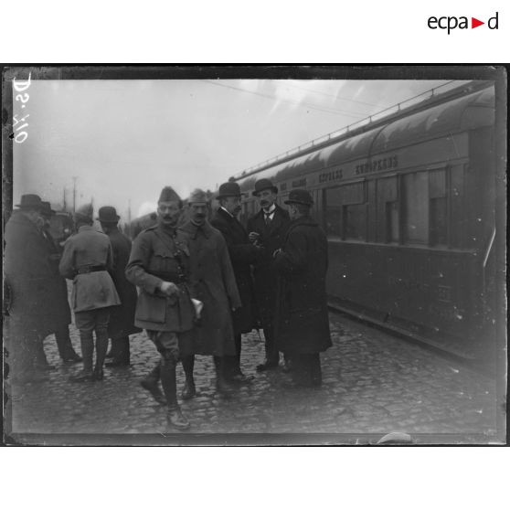 Trèves (Allemagne). Arrivée des plénipotentiaires allemands. Les généraux Nudant et Weygand. [légende d'origine]