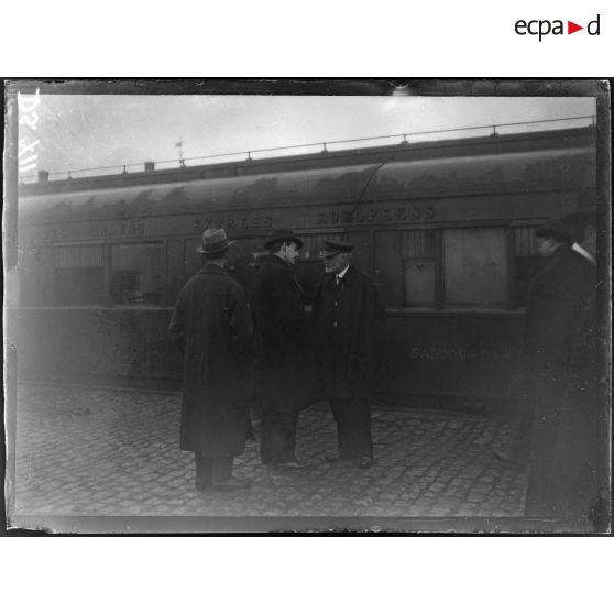 Trèves (Allemagne). Le maréchal amiral Browning et les délégués. [légende d'origine]