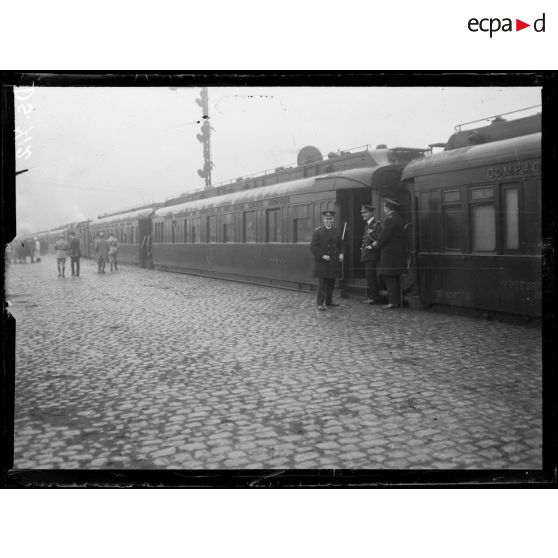 Trèves (Allemagne). Arrivée des plénipotentiaires allemands. Train du maréchal amiral Browning, officiers américains. [légende d'origine]