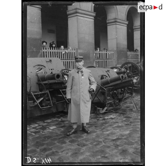 [Remise de la médaille militaire au commandant Beaudouin. Le commandant Beaudouin.]