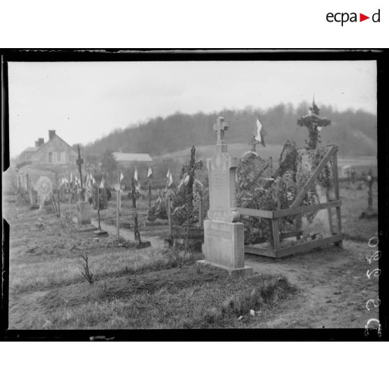 Saint-Crépin-aux-Bois (Oise). Le cimetière. Tombes de soldats. [légende d'origine]