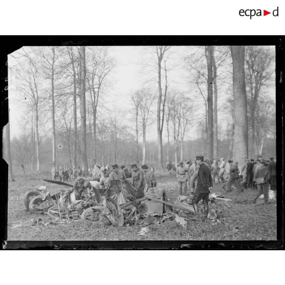 Forêt de Compiègne (Oise). Carrefour de la Michelette. Débris d'un avion allemand abattu. [légende d'origine]