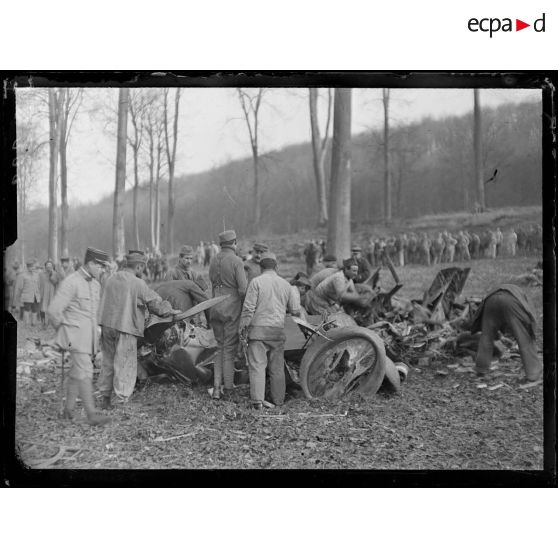 Forêt de Compiègne (Oise). Carrefour de la Michelette. Débris d'un avion allemand abattu. [légende d'origine]