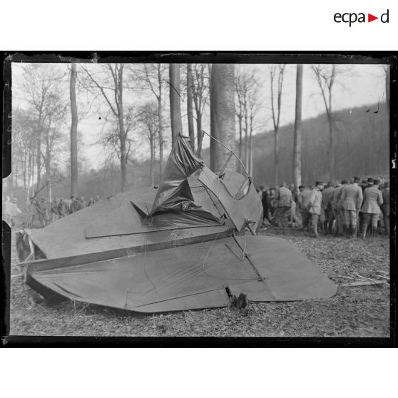 Forêt de Compiègne (Oise). Carrefour de la Michelette. Débris d'un avion allemand abattu. La queue et les gouvernails. [légende d'origine]
