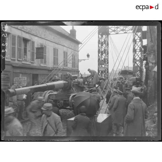 Creil (Oise). Pièce lourde montant en ligne. [légende d'origine]