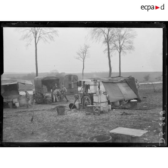 Près d'Ailly-sur-Noye (Somme). Campement au bord de la route. [légende d'origine]