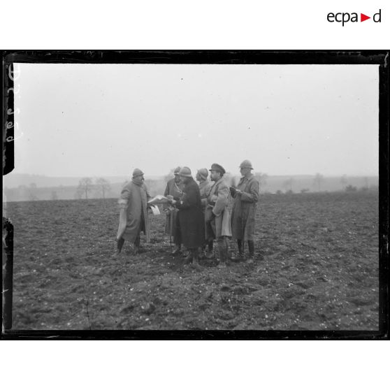 Près d'Ailly-sur-Noye (Somme). Groupe d'officiers et de correspondants de guerre. [légende d'origine]