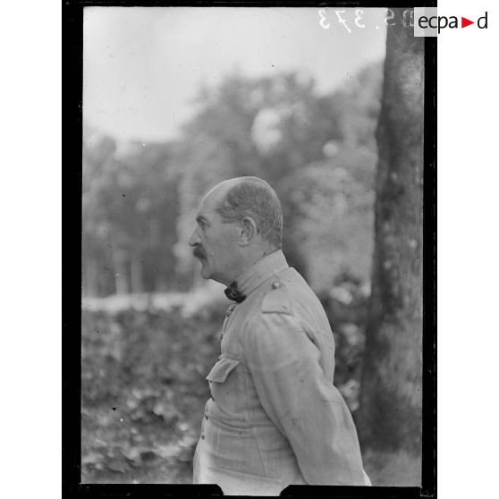 Les Moyeux (Seine-et-Marne). Monsieur Monméja, correspondant de guerre. [légende d'origine]
