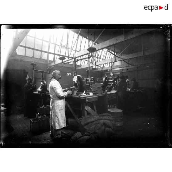 Fabrique de chaussure pour l'armée. Atelier de fabrication. [légende d'origine]