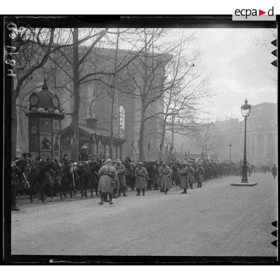 Paris, la foule attend près de la Madeleine. (1) [légende d'origine]