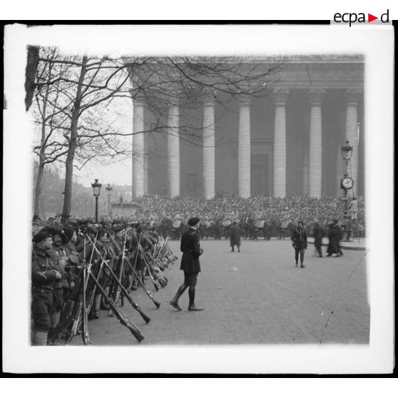 Paris, la foule attend près de la Madeleine. (2) [légende d'origine]