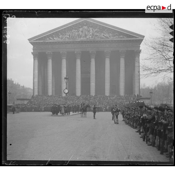 Paris, la foule attend près de la Madeleine. (3) [légende d'origine]