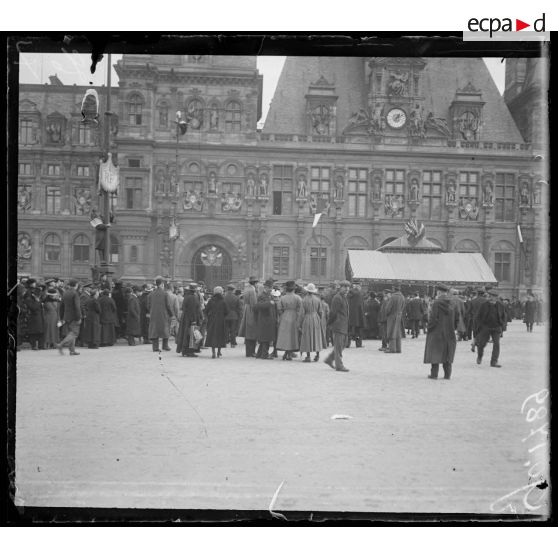 Paris, la foule attendant à l'hôtel de ville l'arrivée de M. Wilson. [légende d'origine]