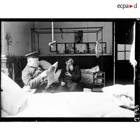 Deux personnes âgées dans leur chambre à l'hôpital des Invalides. [légende d'origine]