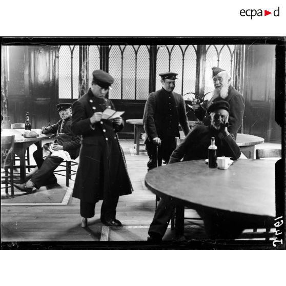 Après le déjeuner à l'hôpital des Invalides. [légende d'origine]