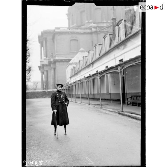 Jeune invalide dans la cour de l'hôpital des Invalides. [légende d'origine]