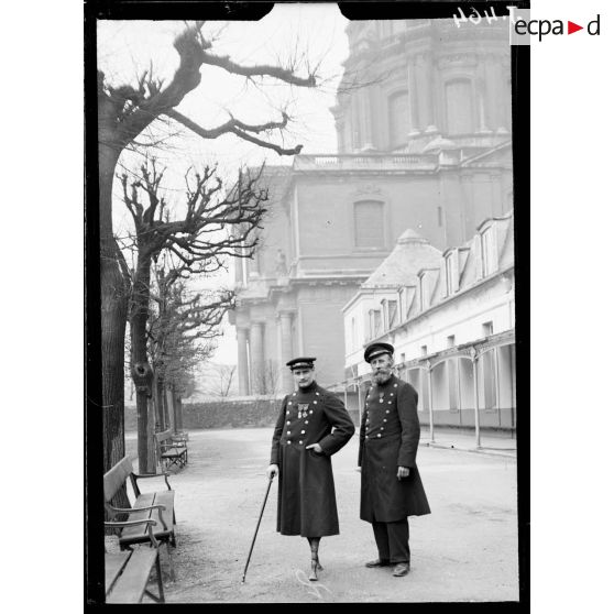 Blessés dans la cour de l'hôpital des Invalides. [légende d'origine]