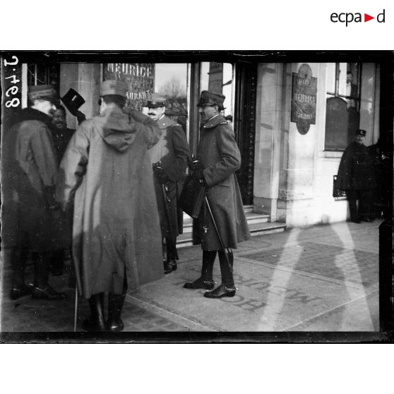 Paris, hôtel Meurice, officiers italiens. [légende d'origine]