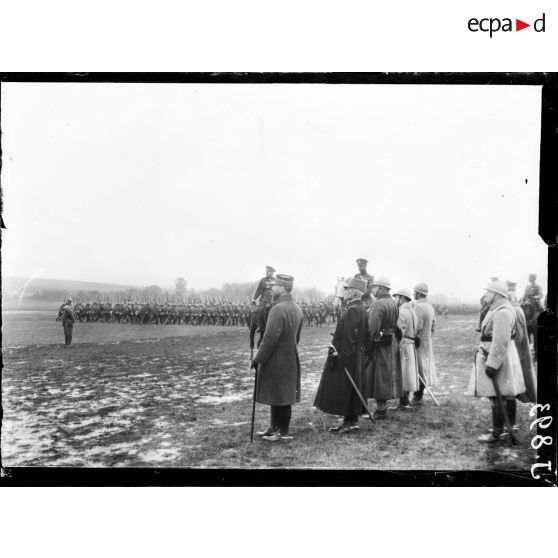 Au camp de Châlons-sur-Marne. Le général Gouraud, commandant de la 4e armée, passe en revue les contingents russes du camp de Mailly. [légende d'origine]