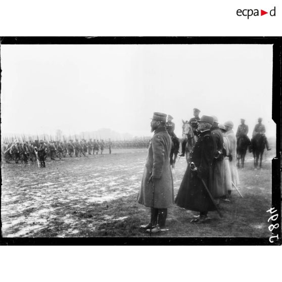 Au camp de Châlons-sur-Marne. Le général Gouraud, commandant de la 4e armée, passe en revue les contingents russes du camp de Mailly. [légende d'origine]