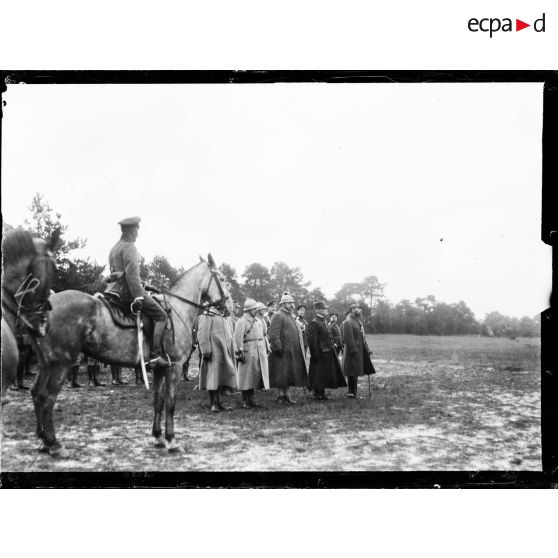 Au camp de Châlons-sur-Marne. Le général Gouraud, commandant de la 4e armée, passe en revue les contingents russes du camp de Mailly. [légende d'origine]