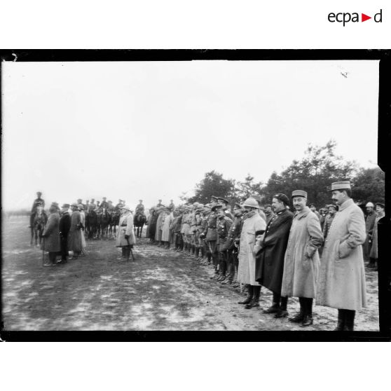 Au camp de Châlons-sur-Marne. Le général Gouraud, commandant de la 4e armée, passe en revue les contingents russes du camp de Mailly. [légende d'origine]