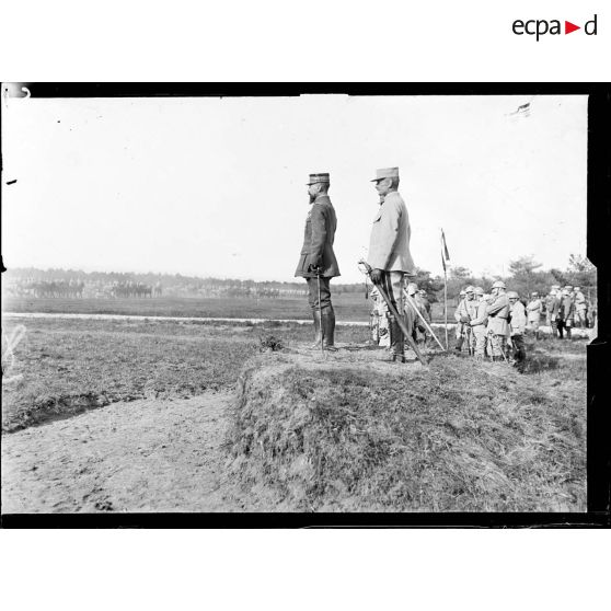 Ferme de l'Hermitage, Marne, près de Bouy, revue de troupes et remise de décorations par le général Gouraud, commandant de la 4e armée. Le défilé des troupes devant le général Gouraud. [légende d'origine]