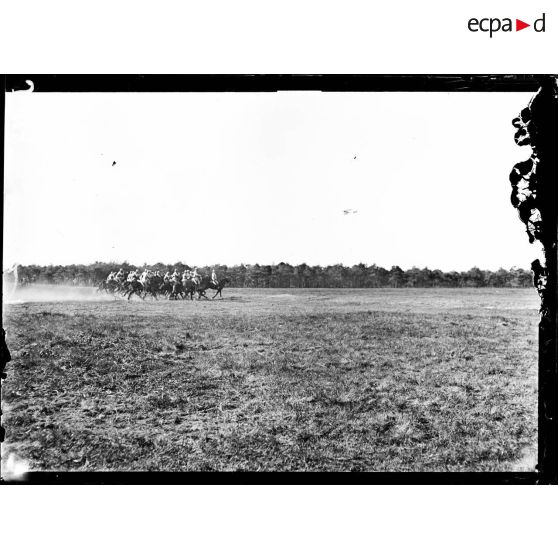 Ferme de l'Hermitage, Marne, près de Bouy, revue de troupes et remise de décorations par le général Gouraud, commandant de la 4e armée. Défilé de la cavalerie. [légende d'origine]