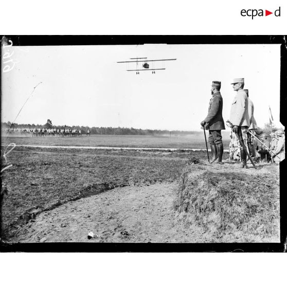 Ferme de l'Hermitage, Marne, près de Bouy, revue de troupes et remise de décorations par le général Gouraud, commandant de la 4e armée. Avion survolant le terrain de la revue. [légende d'origine]