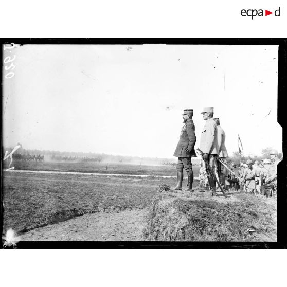 Ferme de l'Hermitage, Marne, près de Bouy, revue de troupes et remise de décorations par le général Gouraud, commandant de la 4e armée. Avion survolant le terrain de la revue. [légende d'origine]