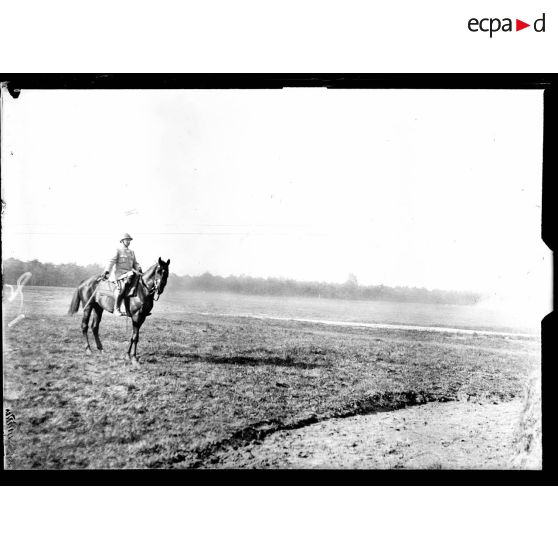 Ferme de l'Hermitage, Marne, près de Bouy, revue de troupes et remise de décorations par le général Gouraud, commandant de la 4e armée. Revue de troupes lar général Gouraud. [légende d'origine]