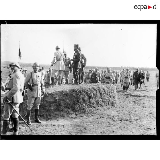 Ferme de l'Hermitage, Marne, près de Bouy, revue de troupes et remise de décorations par le général Gouraud, commandant de la 4e armée. Le général Gouraud sur le terrain de la revue. [légende d'origine]