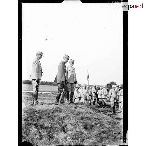 Ferme de l'Hermitage, Marne, près de Bouy, revue de troupes et remise de décorations par le général Gouraud, commandant de la 4e armée. Revue des troupes. [légende d'origine]