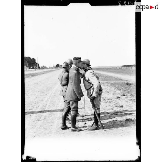 Au sud de Suippes, Marne, prise d'armes pour la remise de décorations par le général Gouraud. Le général Gouraud décorant un officier supérieur. [légende d'origine]