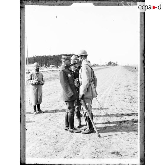 Au sud de Suippes, Marne, le général Gouraud décorant son frère, le capitaine Pierre Gouraud. [légende d'origine]