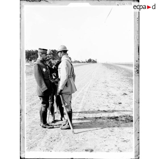 Au sud de Suippes, Marne, le général Gouraud décorant son frère le capitaine Pierre Gouraud. [légende d'origine]