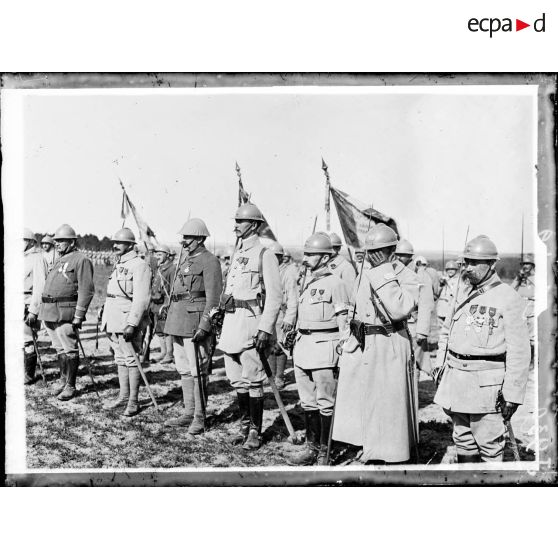 Au sud de Suippes, Marne, remise de décorations à des officiers d'une division venant de participer à la défense de Verdun. [légende d'origine]