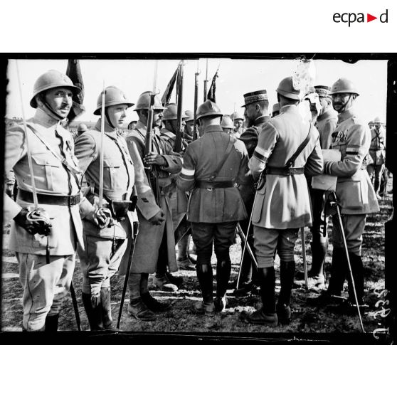 Au sud de Suippes, Marne, remise de Croix de Guerre par le général Gouraud. [légende d'origine]