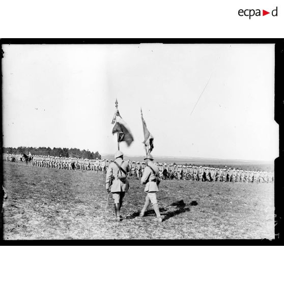 Au sud de Suippes, Marne, prise d'armes pour la remise de décorations. Les drapeaux regagnent leur régiment respectif après la remise de décorations. [légende d'origine]