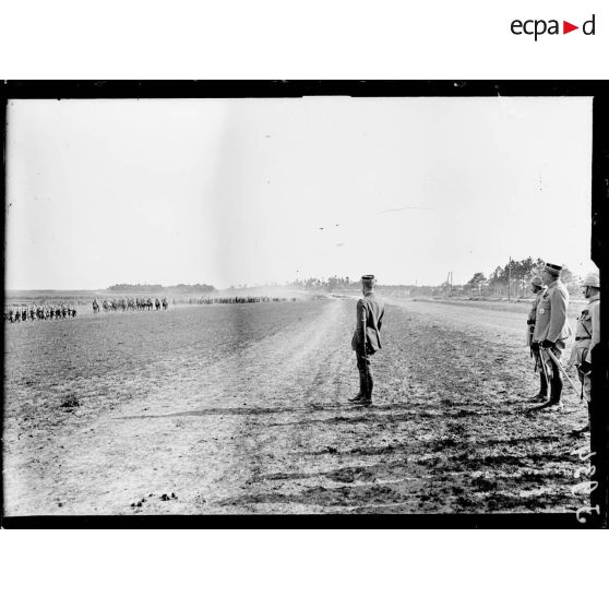 Prise d'armes pour la remise de décorations. [légende d'origine]