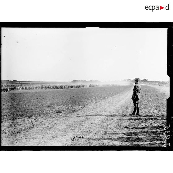 Prise d'armes pour la remise de décorations. [légende d'origine]