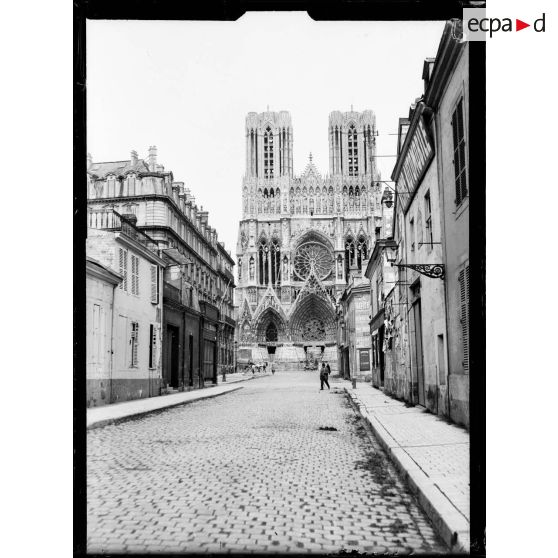 Façade principale de la cathédrale de Reims. [légende d'origine]