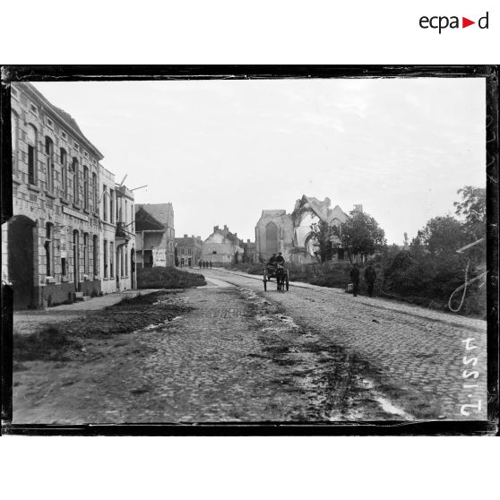 Le village et la chapelle de Loo en Belgique. [légende d'origine]