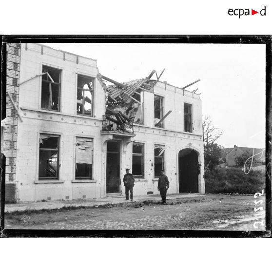 Une maison de la rue principale du village de Loo en Belgique. [légende d'origine]