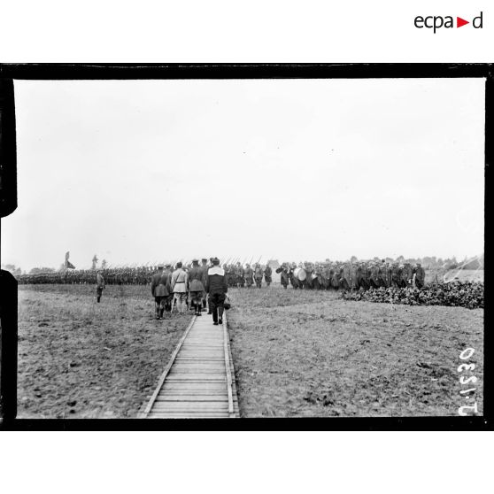 Alveringhem, Belgique, remise de décorations par l'amiral Ronarc'h (ancien commandant des fusiliers marins) à des officiers belges qui prirent part à la défense de l'Yser. [légende d'origine]