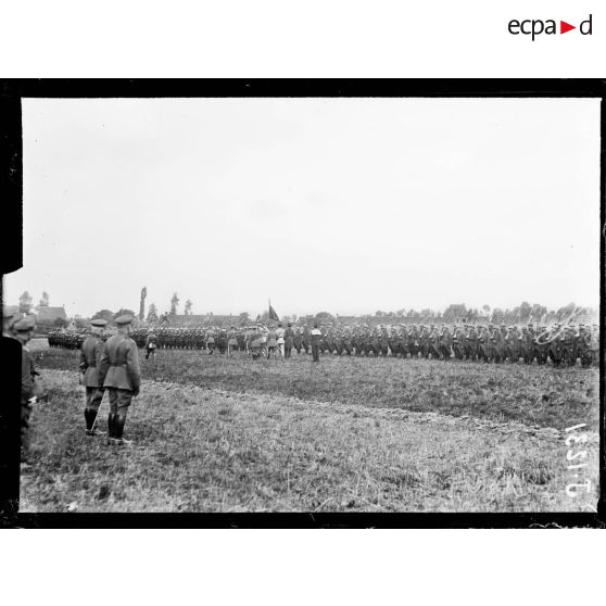 Alveringhem, Belgique, remise de décorations par l'amiral Ronarc'h (ancien commandant des fusiliers marins) à des officiers belges qui prirent part à la défense de l'Yser. [légende d'origine]