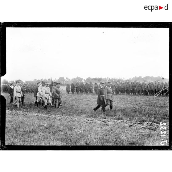 Alveringhem, Belgique, remise de décorations par l'amiral Ronarc'h (ancien commandant des fusiliers marins) à des officiers belges qui prirent part à la défense de l'Yser. [légende d'origine]
