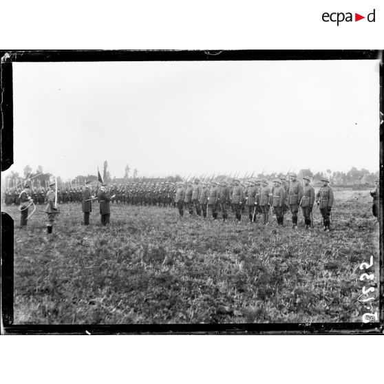 Alveringhem, Belgique, remise de décorations par l'amiral Ronarc'h (ancien commandant des fusiliers marins) à des officiers belges qui prirent part à la défense de l'Yser. [légende d'origine]